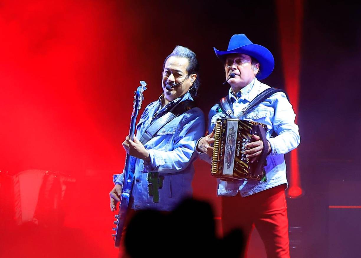 Los icónicos músicos mexicanos siguieron deleitando a sus seguidores con canciones como “La manzanita”, “Libros De Recuerdo”, “La tumba falsa”, Señor locutor”, “La banda del carro rojo”, “La Granja”, entre otras. 