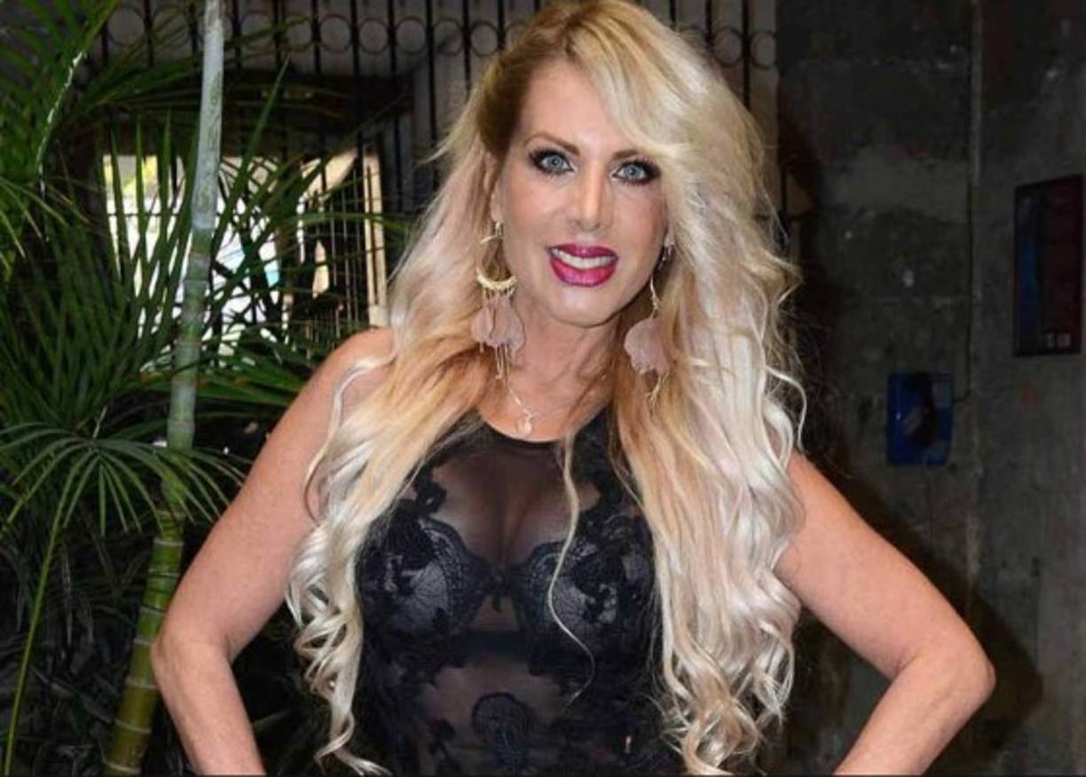 La artista mexicana ha estado en el centro de la polémica desde siempre, pero esta vez los rumores la señalan como una mujer transexual, o sea, que nació siendo hombre.<br/>