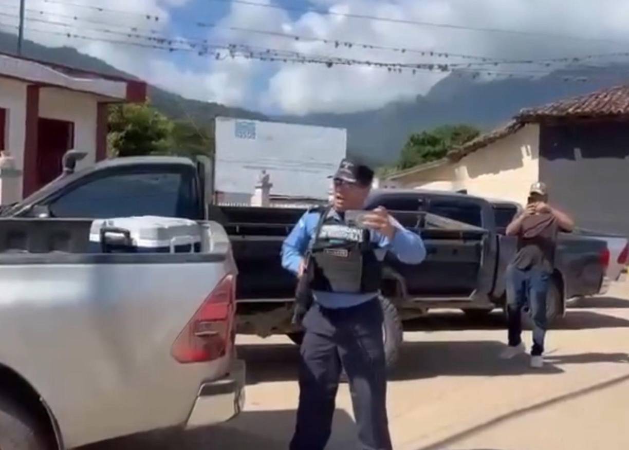 El enfrentamiento comenzó cuando oficiales a bordo de una unidad policial, que realizaban una ronda por el área, detectaron armas a la vista y requirieron la documentación pertinente. La resistencia de los civiles desencadenó el altercado.