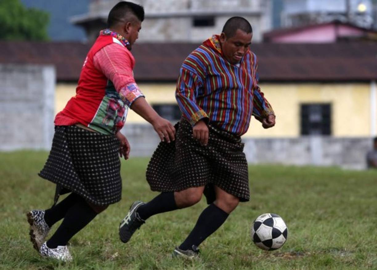 El fútbol corre por las venas de estos deportistas. Foto EFE/ Esteban Biba.