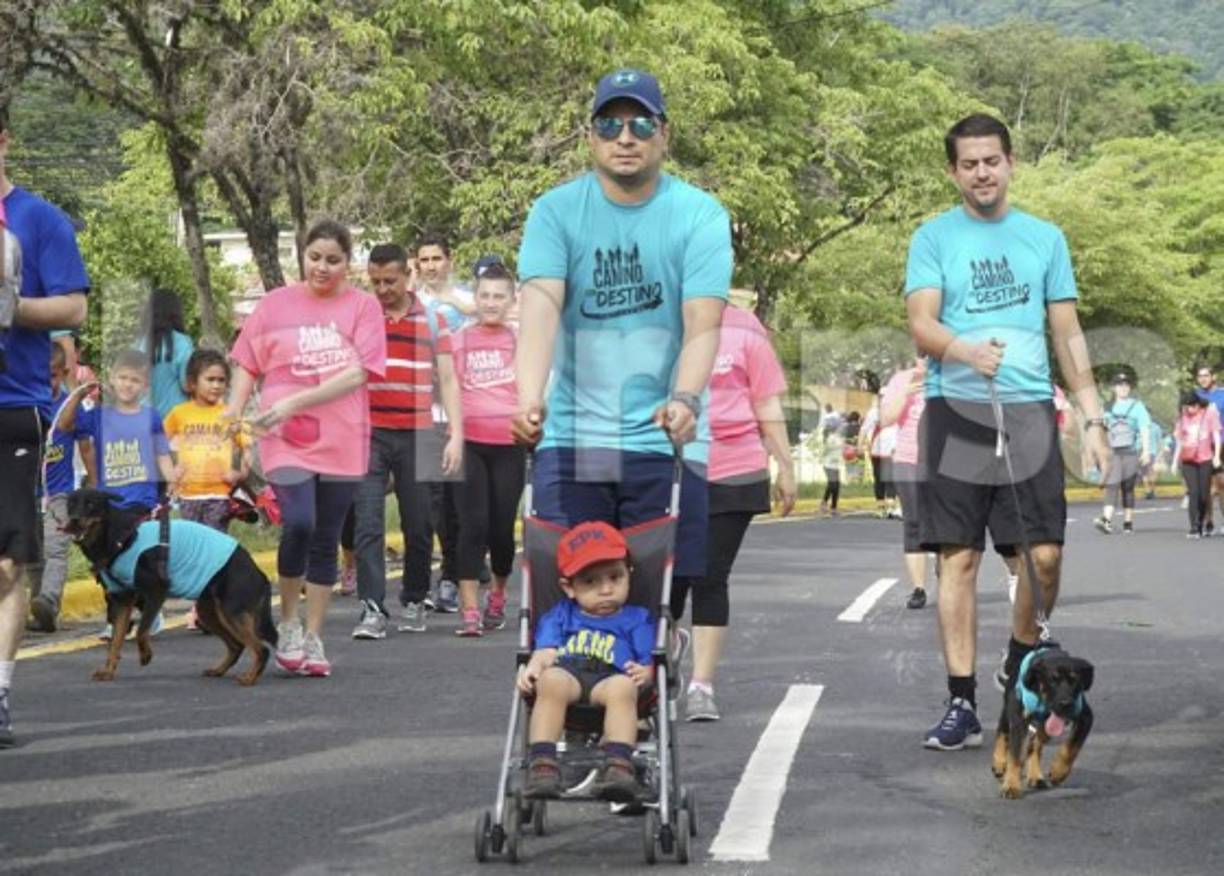 Los niños y las mascotas no se quedaron en casa y también se sumaron a esta actividad que beneficiará a todos los hondureños.