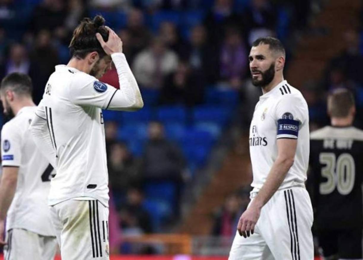 Real Madrid's Welsh forward Gareth Bale (L) and Real Madrid's French forward Karim Benzema react during the UEFA Champions League round of 16 second leg football match between Real Madrid CF and Ajax at the Santiago Bernabeu stadium in Madrid on March 5, 2019. (Photo by JAVIER SORIANO / AFP)