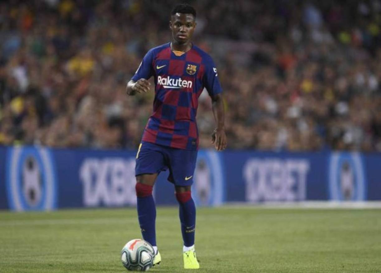 El chico debutó con apenas 16 años y 300 días siendo el segundo jugador más joven en debutar con el FC Barcelona. El récord lo tiene Vicenç Martínez, en la temporada 1941-1942, hizo su presentación con 16 años y 280 días.