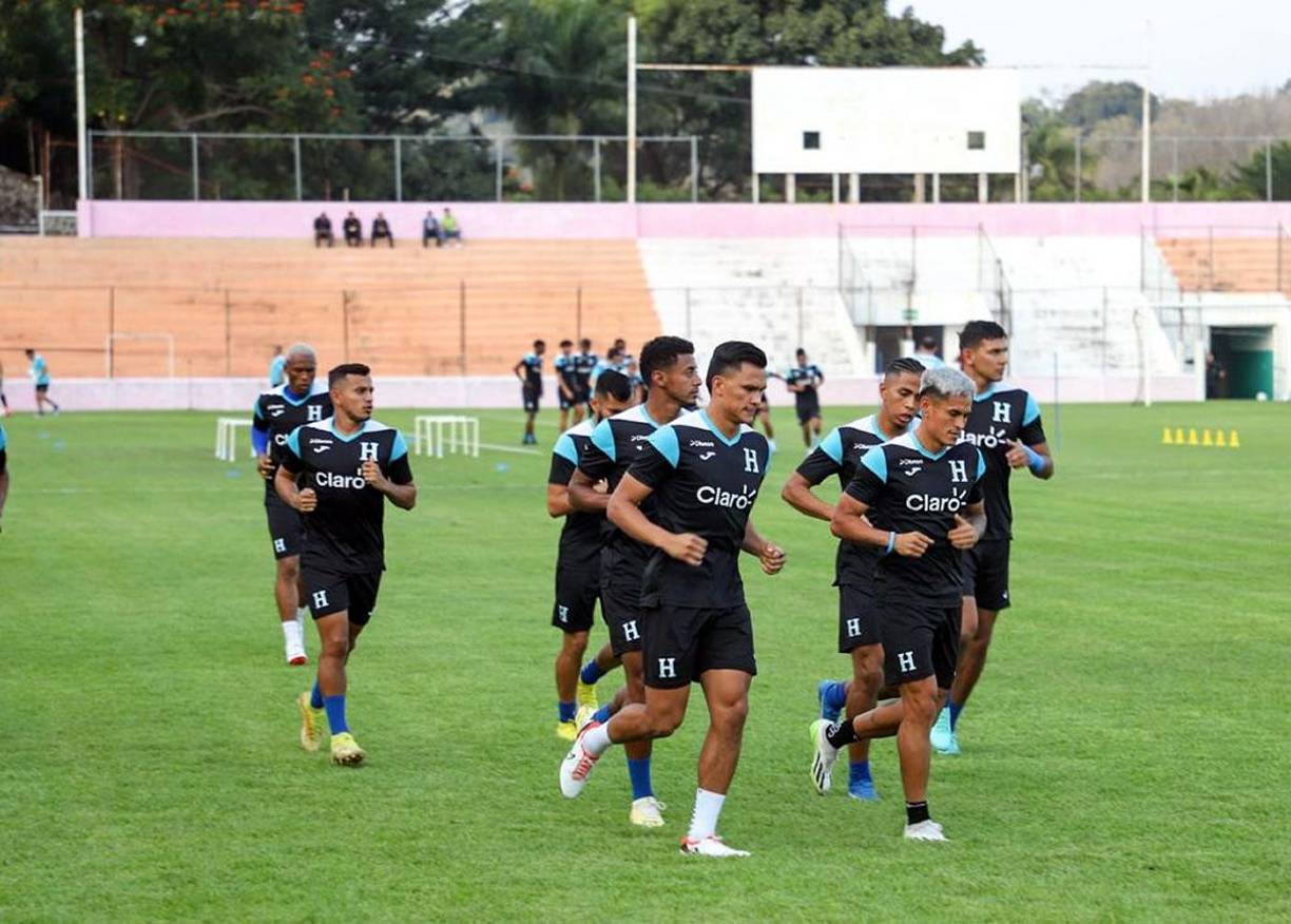 Andy Nájar, Jorge Álvarez, Luis Vega, Edwin Rodríguez, Antony Lozano y Rigoberto Rivas dieron vueltas en el estadio Mariano Matamoros, que luce una pésima infraestructura.