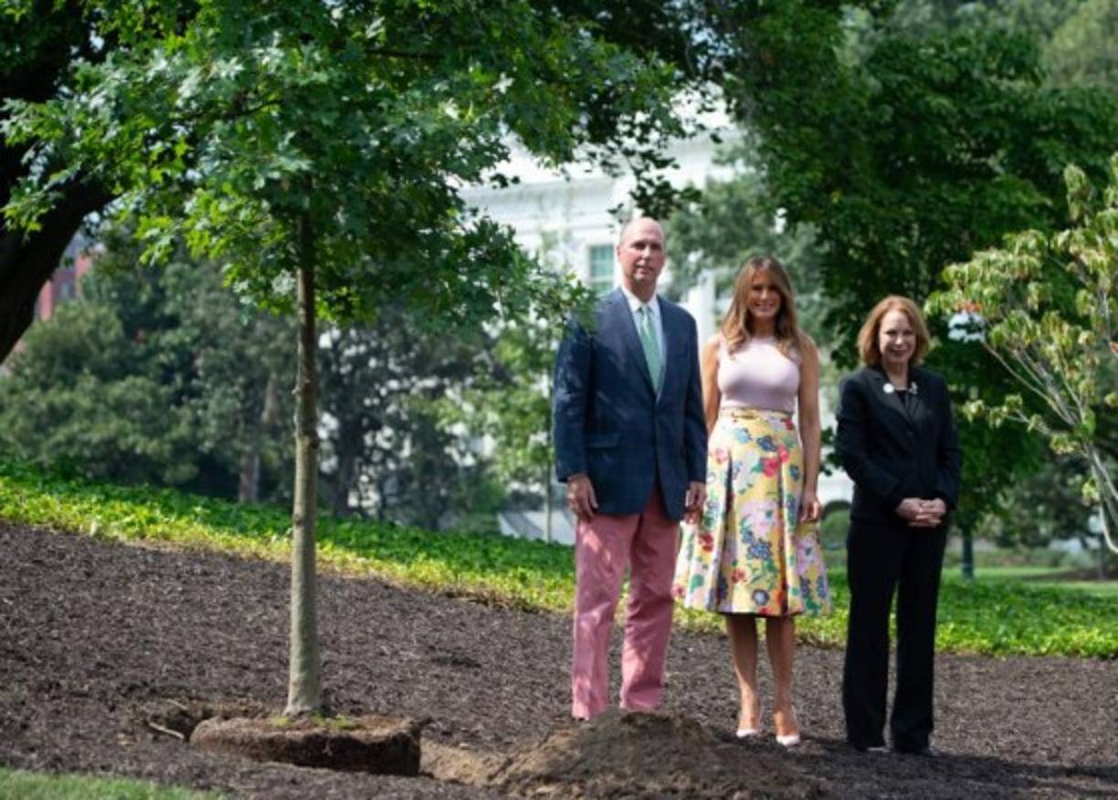 Melania, por su parte, sí agradeció a McCain 'su servicio a la nación', y se espera que asista en lugar de Trump al funeral en Washington.