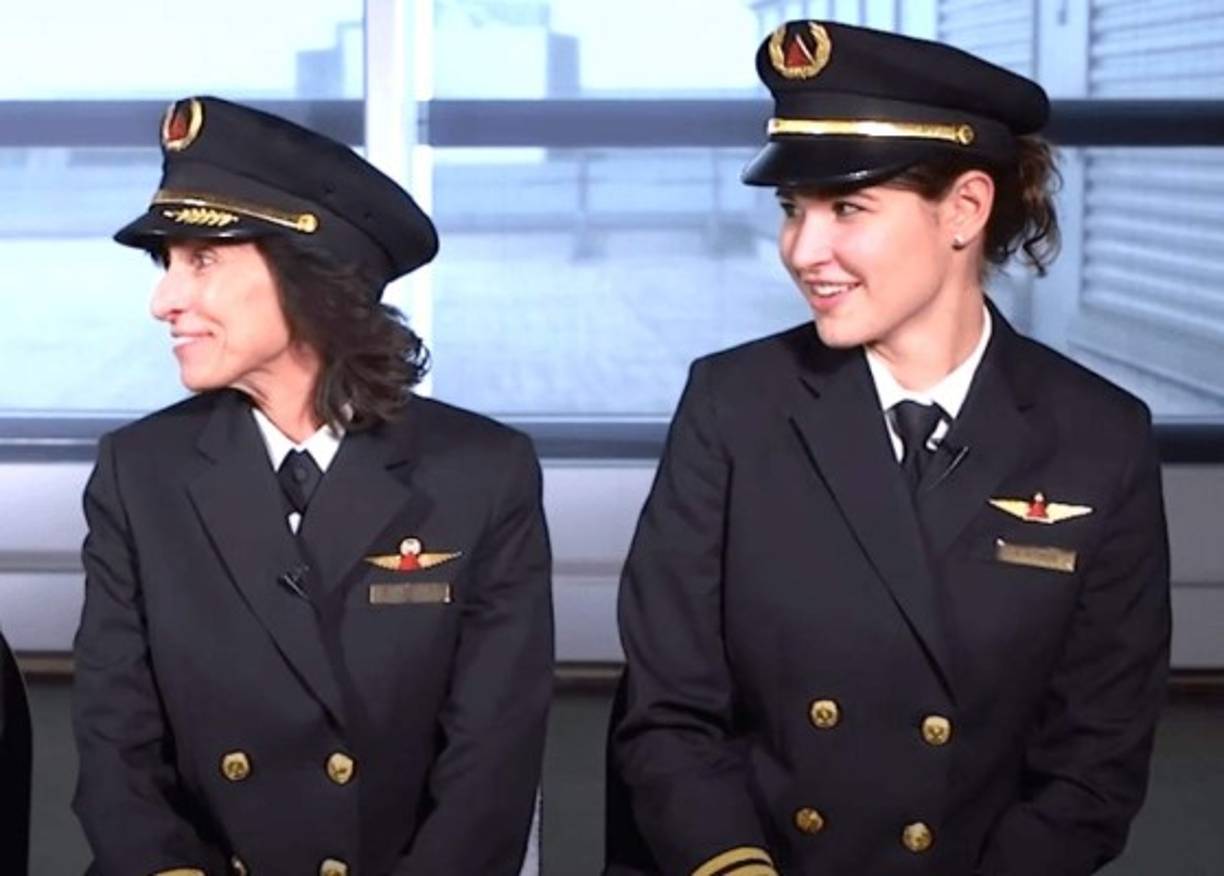 'Acabamos de volar de LAX (aeropuerto de Los Angeles) a ATL (Atlanta) a bordo de un Delta pilotado por esta tripulación de madre-hija. Un gran vuelo. Inspirador para las jóvenes', escribió el pasajero John R. Watret junto a la imagen que se viralizó en redes sociales.