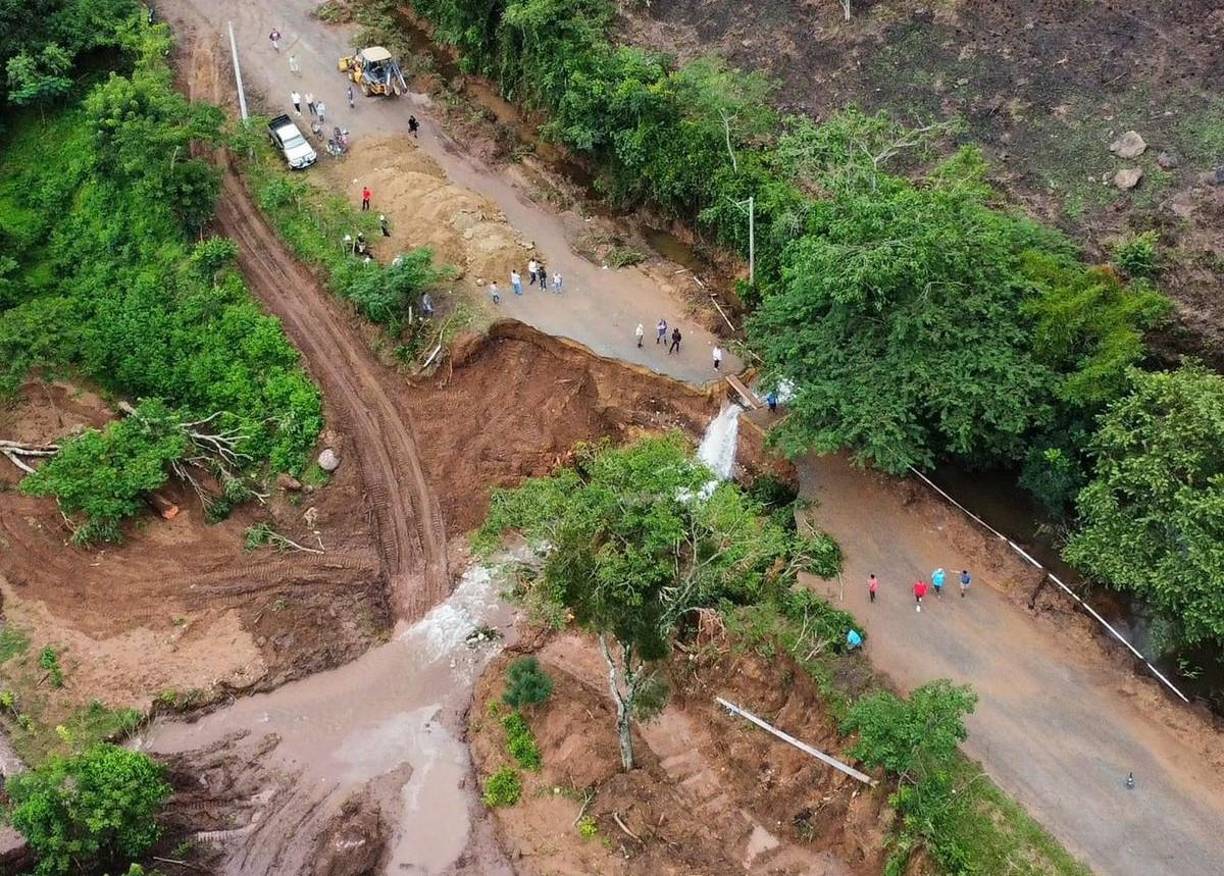 El municipio de Yoro quedó incomunicado, ya que el agua provocó el colapso de la carretera que conecta con Morazán, El Negrito, Santa Rita y El Progreso. 
