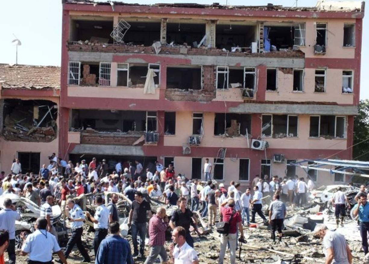 En tanto, al menos 51 personas que asistían el sábado a una boda en el sur de Turquía murieron en un atentado cometido por un niño de entre 12 y 14 años, un kamikaze 'probablemente' yihadista, anunció este domingo el presidente turco.