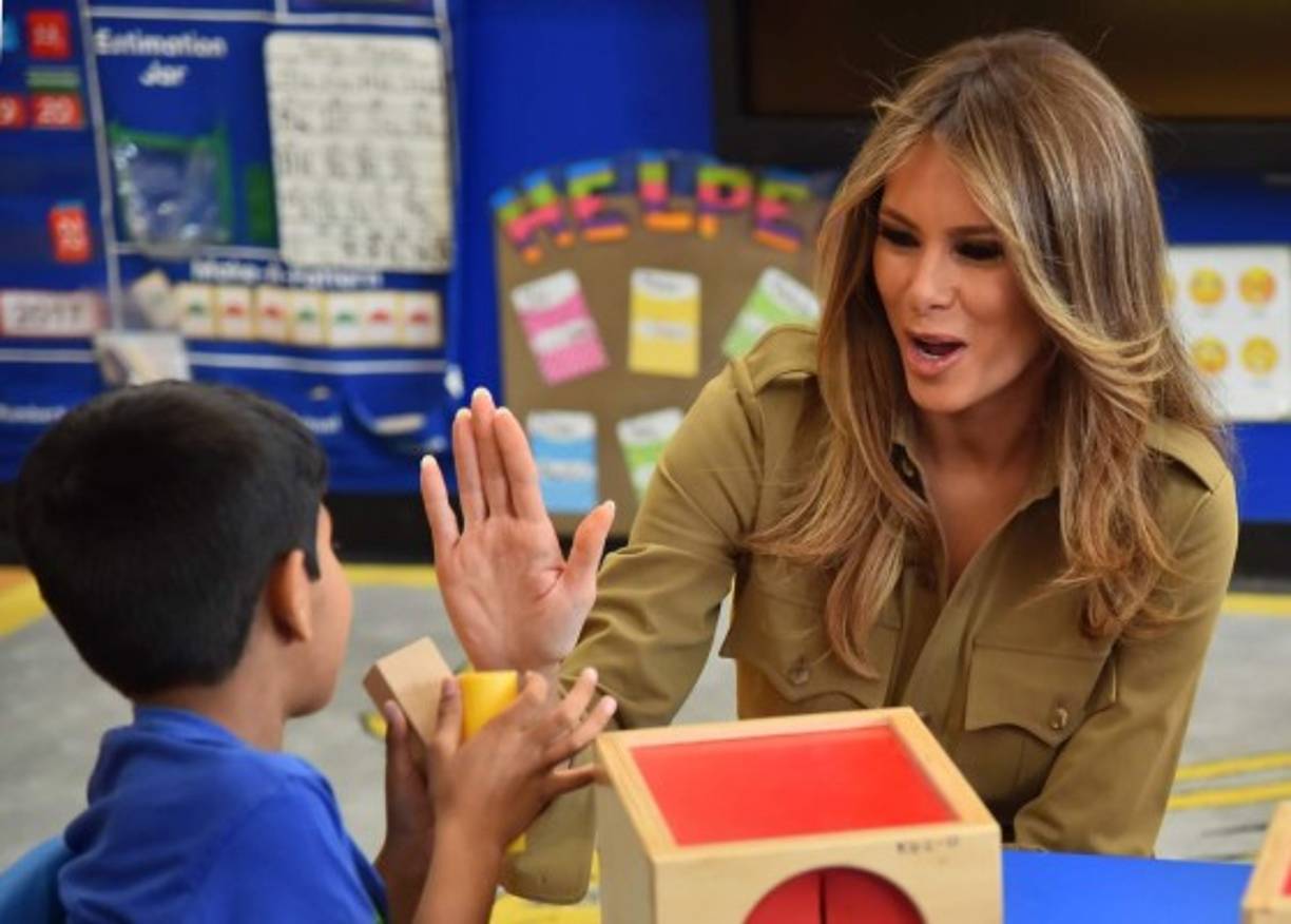 Imágenes como esta, donde aparece jugando con un niño en la Escuela Internacional Americana de Riad, dieron la vuelta al mundo.