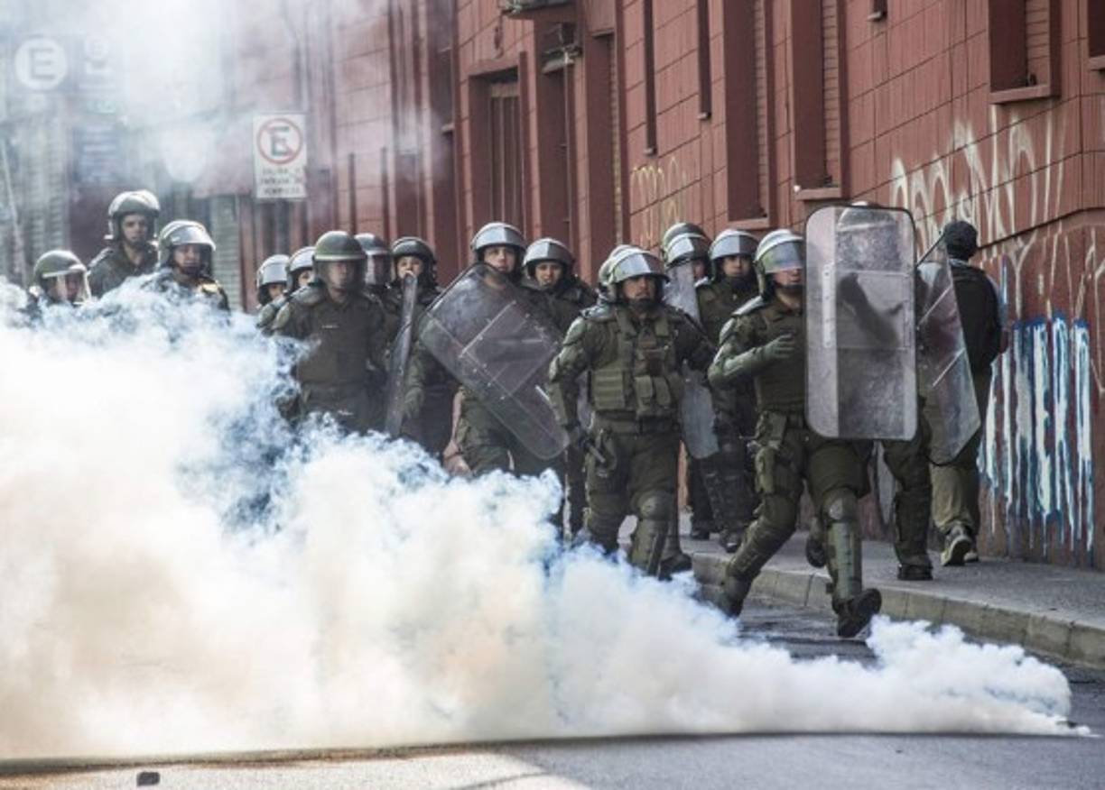 La policía antidisturbios chilena choca con manifestantes lanzando granadas lacrimógenas.