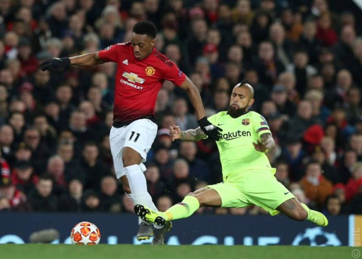 Arturo Vidal, que ingresó en el segundo tiempo, marcando a Anthony Martial.