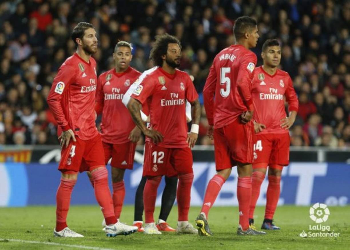 Los jugadores del Real Madrid, tristes al final del partido tras perder contra el Valencia. Foto LaLiga.es