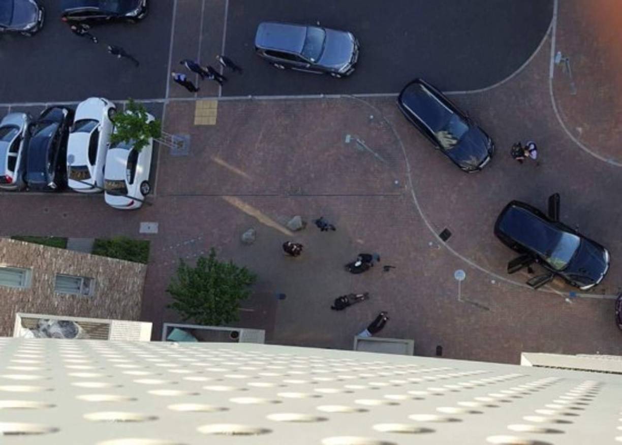 La policía detuvo a doce personas en relación con los sucesos, tras haber efectuado varias redadas en el barrio de Barking, al sur de la capital.