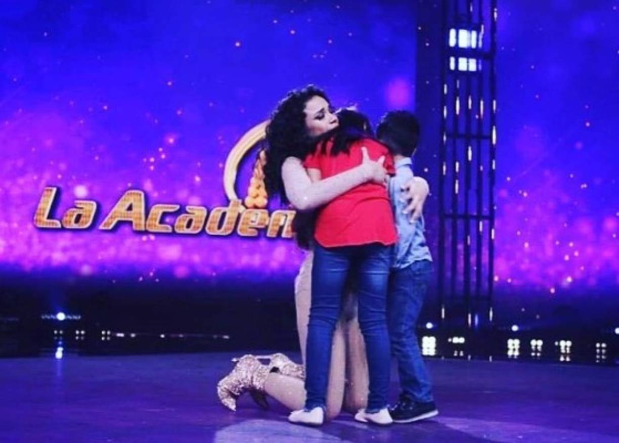 Una joven de familia - En más de una ocasión la hondureña ha demostrado que es muy apegada a su familia. Hace unos años dejó sus estudios musicales en La Academia de Fonchín Flores para cuidar a sus primos, en apoyo a su tía.<br/>