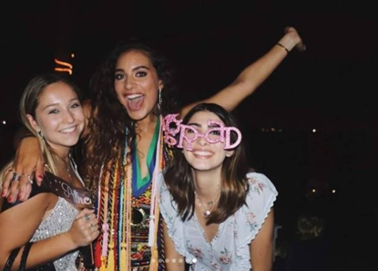 Por la noche, también celebró con sus amigos en una noche especial que compartió en redes sociales.