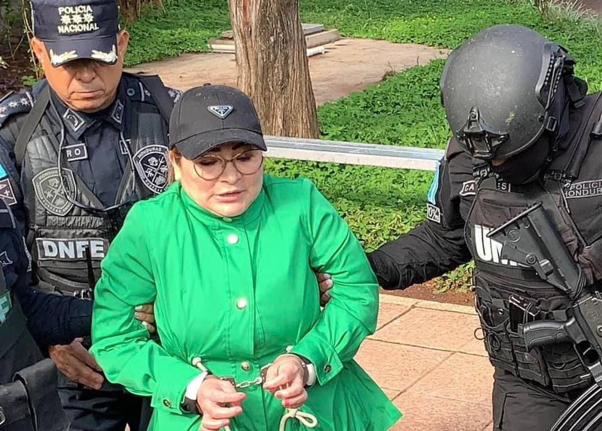 María Mendoza Mendoza fue trasladada este jueves desde la sede de la Dirección Nacional de Fuerzas Especiales (DNFE) en Tegucigalpa, hacia el Aeropuerto Internacional de Palmerola (Comayagua) para su extradición a Estados Unidos. 