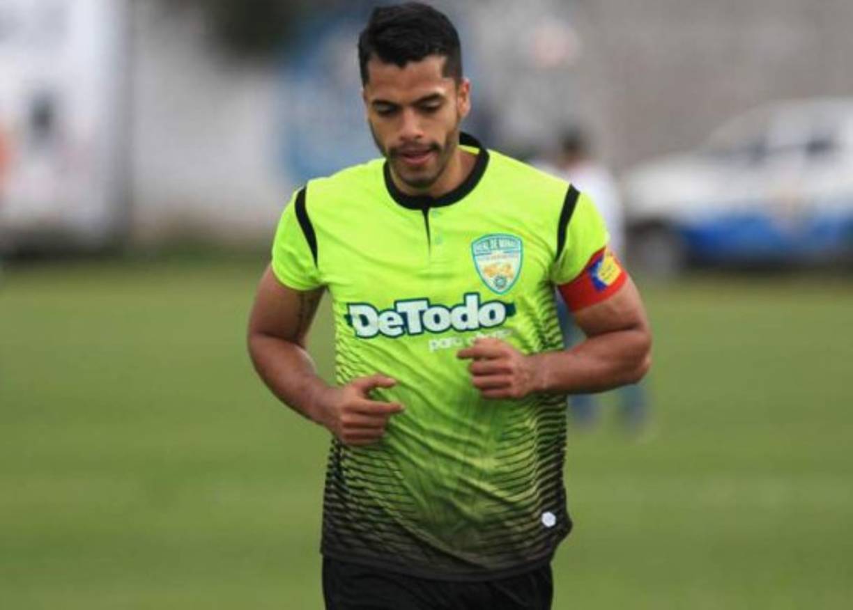 Nelson Múñoz: Sorpresa. El defensor podría dejar al Real de Minas ya que al parecer lo pretende el Olimpia de Pedro Troglio. El propio entrenador Raúl Cáceres del club minero reveló la noticia. 'Estoy claro de eso porque lo hemos hablado, para mí sería una alegría ver un jugador de estos en un equipo grande', indicó el DT.<br/>