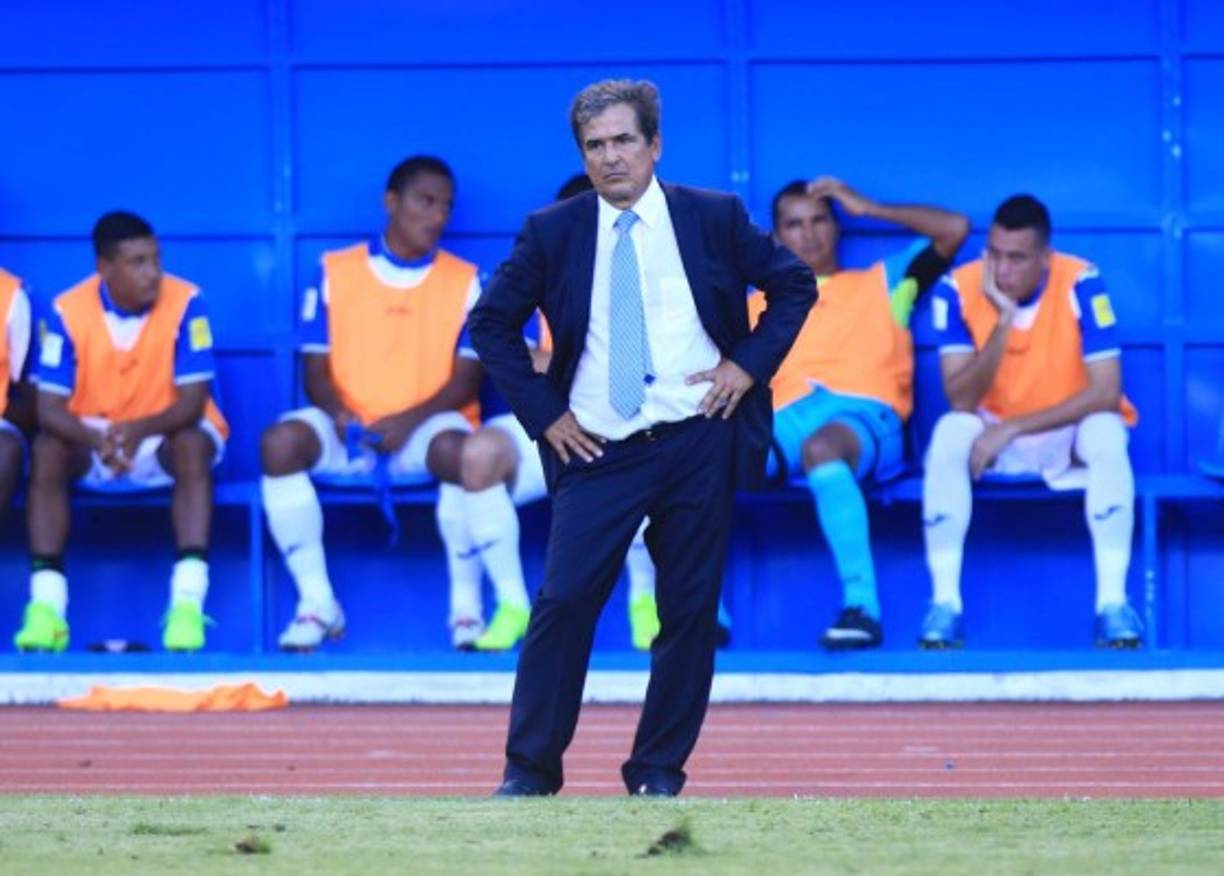 Su rostro serio y desencajado es la evidencia más clara del mal momento que atraviesa el colombiano Jorge Luis Pinto como director técnico de la Selección de Honduras.