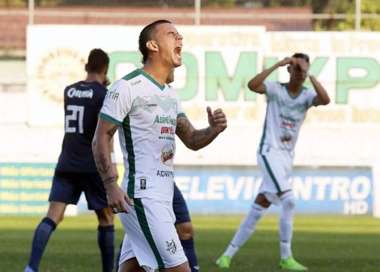 El colombiano Juan Bolaños también tuvo una oportunidad pero disparó a un lado y así se lamentó.