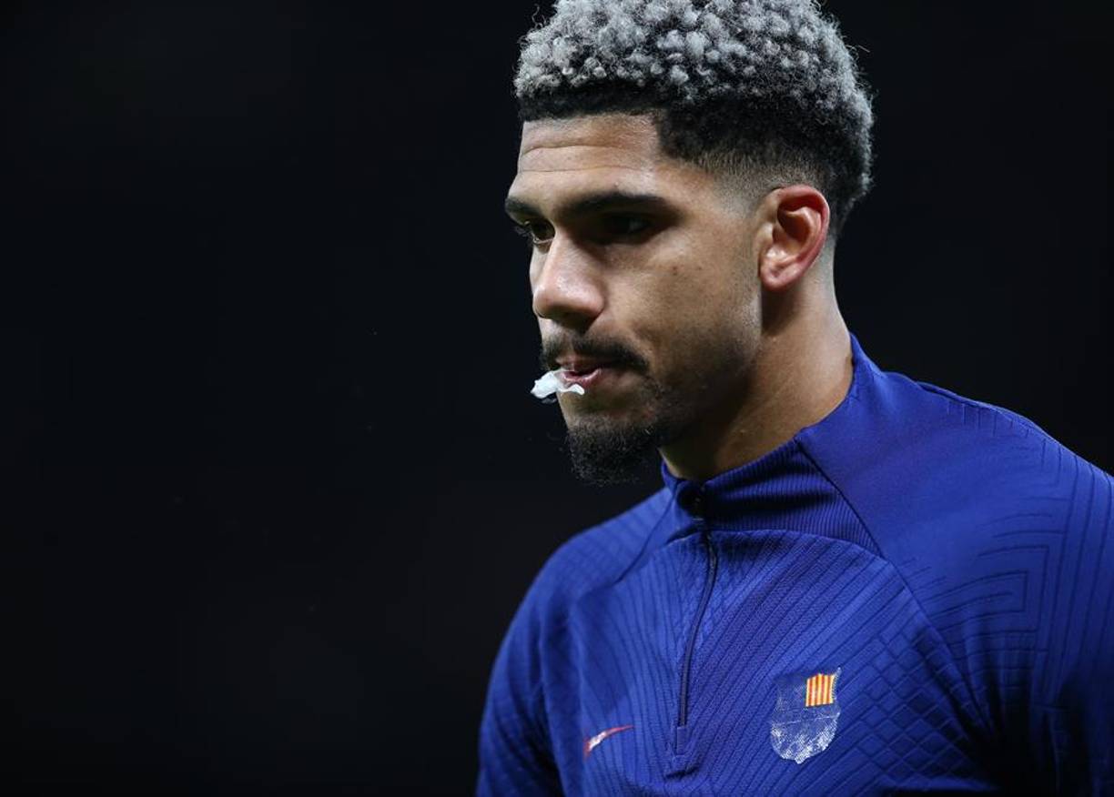 Lateral derecho: Ronald Araújo, es uno de los hombres de confianza en la zona defensiva para el equipo de Xavi.