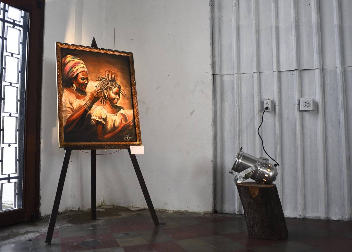 Las pinturas son una muestra de las costumbres de la comunidad garinagu. Desde las típicas trenzas hasta su gastronomía o la historia de los antepasados.