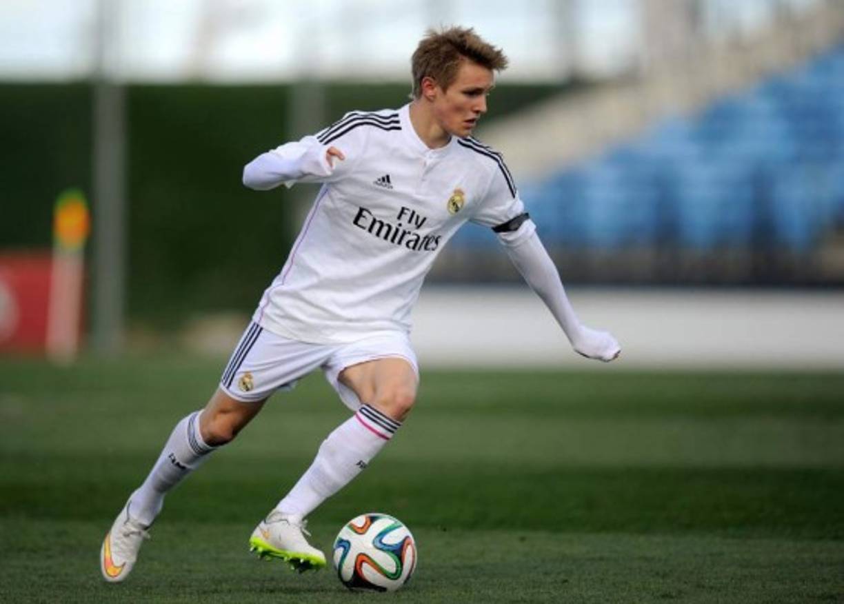 Martin Odegaard, centrocampista del Real Madrid, estaría muy cerca de firmar su cesión al Stade de Reims. El club francés acelera las negociaciones ya que quiere contar con el joven noruego en los próximos días ya que consideran que sería un gran refuerzo para su equipo en la temporada que está a punto de comenzar. El diario francés 'L'equipe', afirma que las negociaciones con el club madrileño están muy avanzadas y podrían cerrarse en las próximas horas.