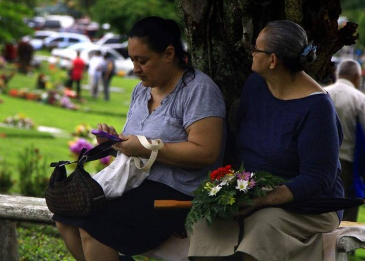 Las familias tomaron unos momentos para recordar a sus difuntos.