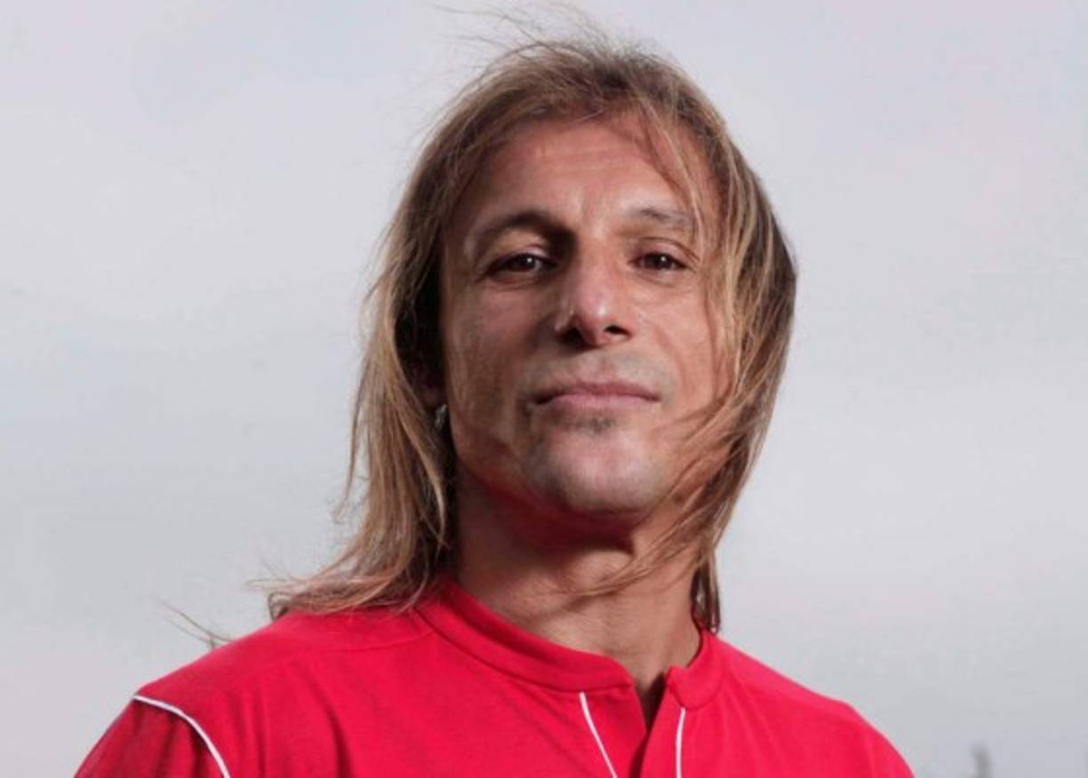 Claudio Caniggia es un exjugador de fútbol. Se destacó en varios equipos de Sudamérica y Europa, convirtiéndose en un pilar de la selección argentina a principios de la década de 1990.