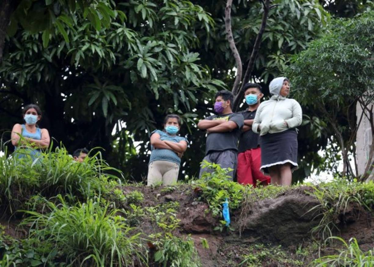 Las cuatro personas, incluido un menor de edad, fueron halladas atadas de manos y con golpes en el rostro, al parecer ocasionados con piedras, de acuerdo al informe policial. EFE