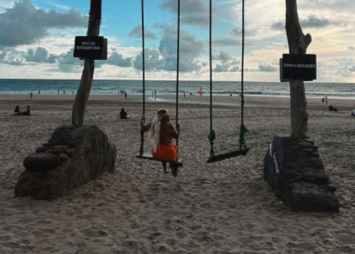 Vecinos descubren a modelo grabando videos en el patio