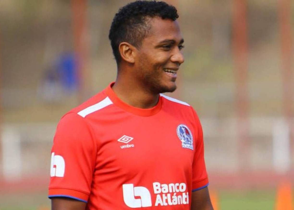 Ever Alvarado: Será el lateral por la banda izquierda del Olimpia. Aunque ha jugado más como central, Pedro Troglio lo está usando por las bandas.