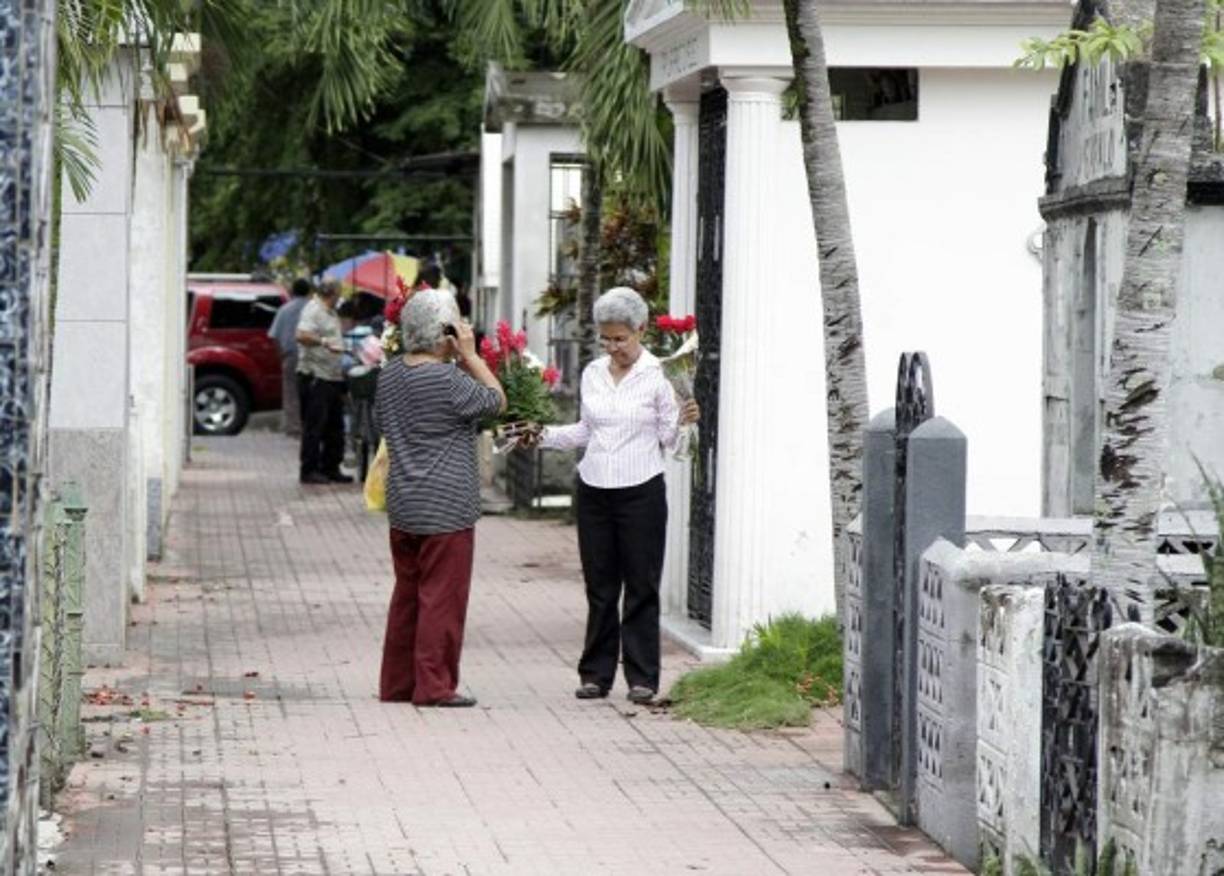 En el Cementerio Central también se registró una masiva vista de personas.