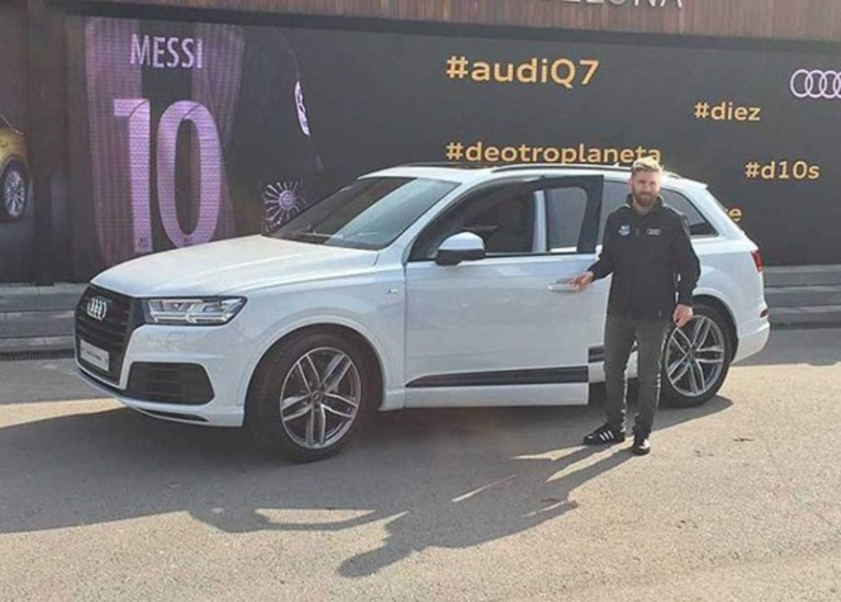 Messi y su auto en color blanco.
