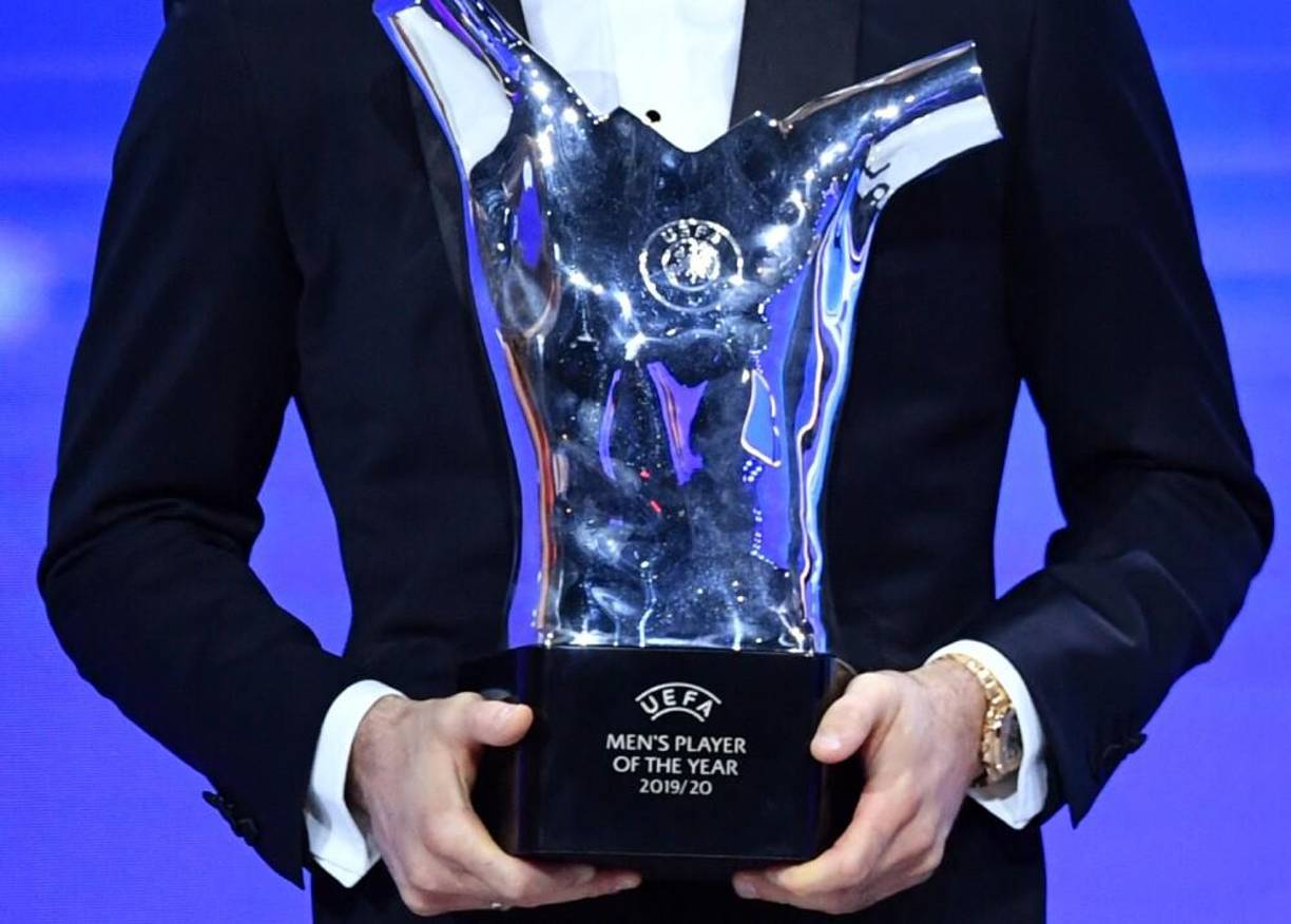 Esta terna es la selección definitiva de un jurado compuesto por los entrenadores de los clubes que jugaron la fase de grupos de las competiciones europeas la pasada campaña, junto a los entrenadores de las selecciones absolutas masculinas y un grupo de periodistas. Estas son las posiciones.