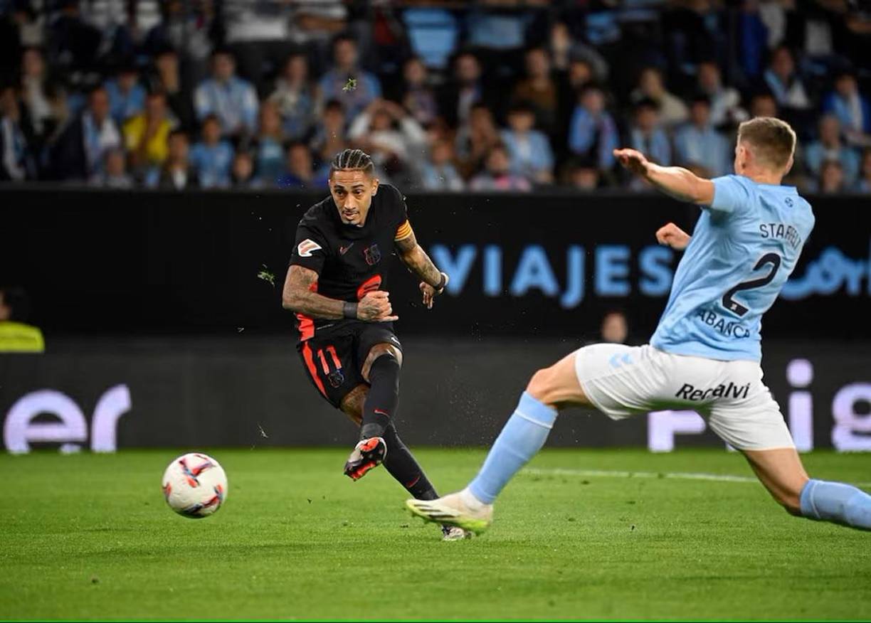 Raphinha aprovechó un error de Óscar Mingueza y puso a ganar al Barcelona con este zurdazo.