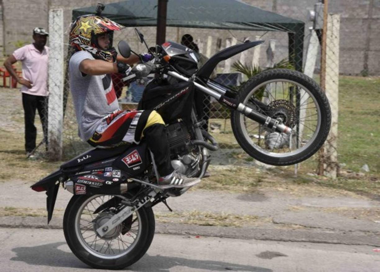 Acrobacias a dos ruedas pero con motor y potencia.