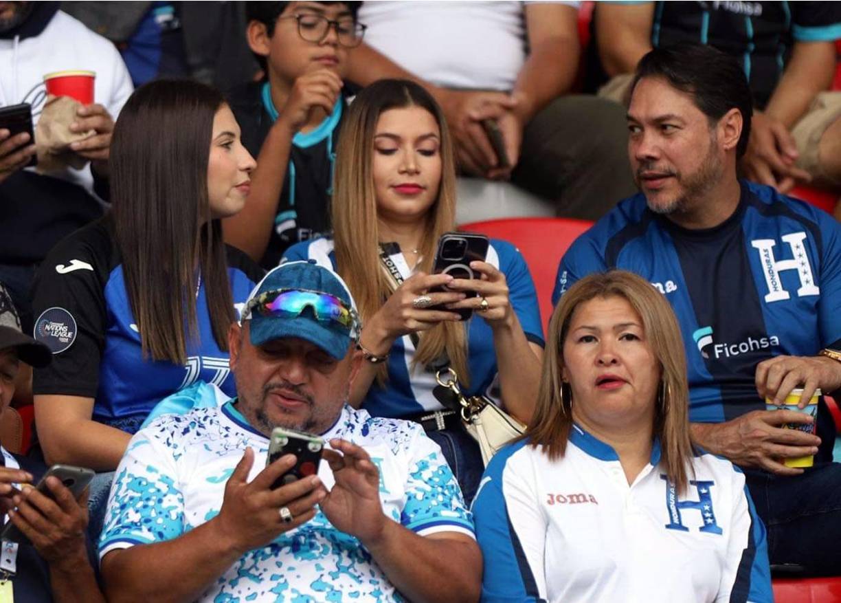 Annie Córdova charlando con Jesús Mejía, exgerente de la Enee, y su pareja.