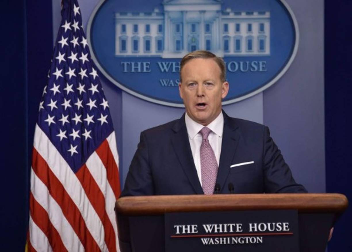 El polémico portavoz de la Casa Blanca, Sean Spicer, devenga un sueldo anual de 180,000 dólares.