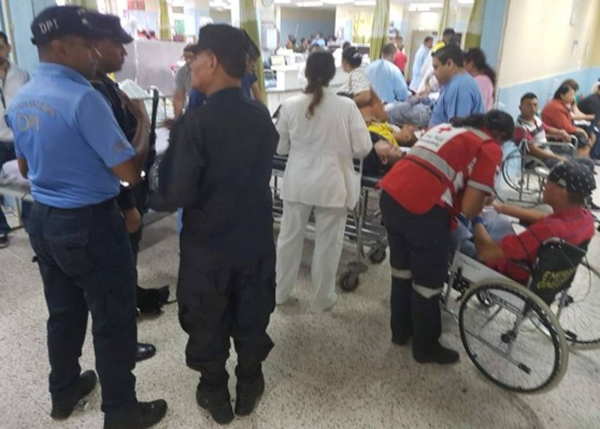 Personal de la Cruz Roja, Policía y médicos atienden a los heridos.
