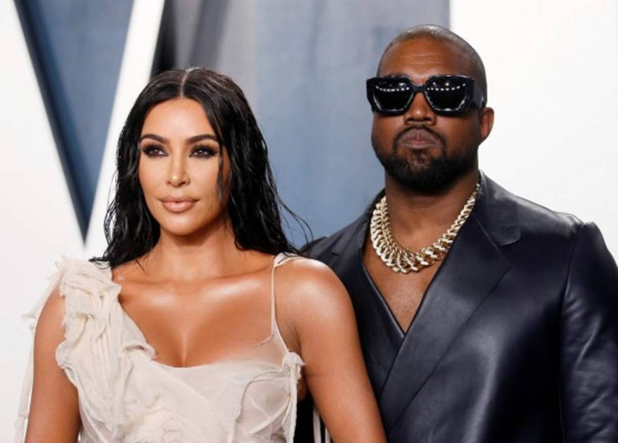 Ese mismo año, Kim hizo pública su relación con el rapero Kanye West, con quien tiene cuatro hijos: North (7 años), Saint (4), Chicago (2) y Psalm (1); los dos últimos con la ayuda de un vientre de alquiler, pues en sus primeros embarazos la vida de Kardashian y la de sus hijos peligró debido a que sufrió preeclampsia.