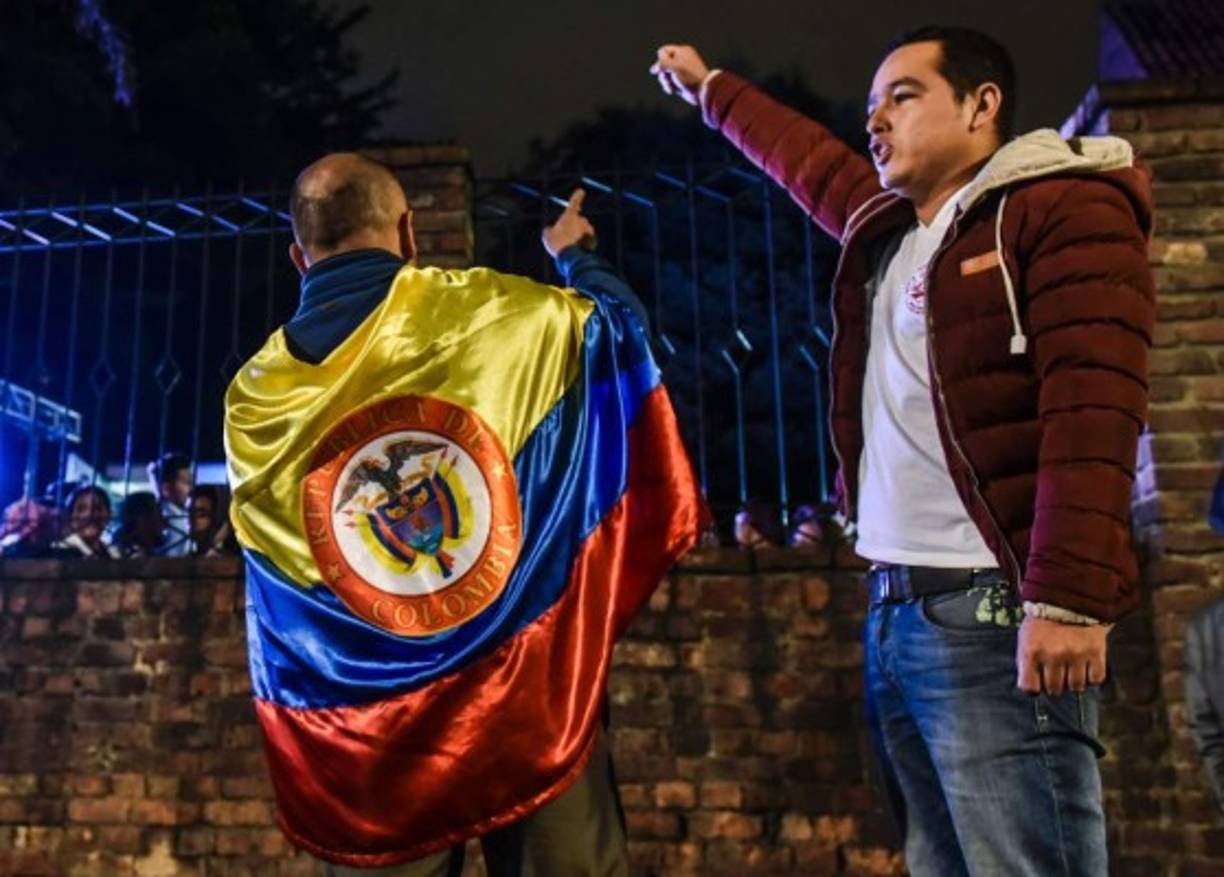 Este joven canta el himno nacional tras conocer la victoria del No en las urnas.