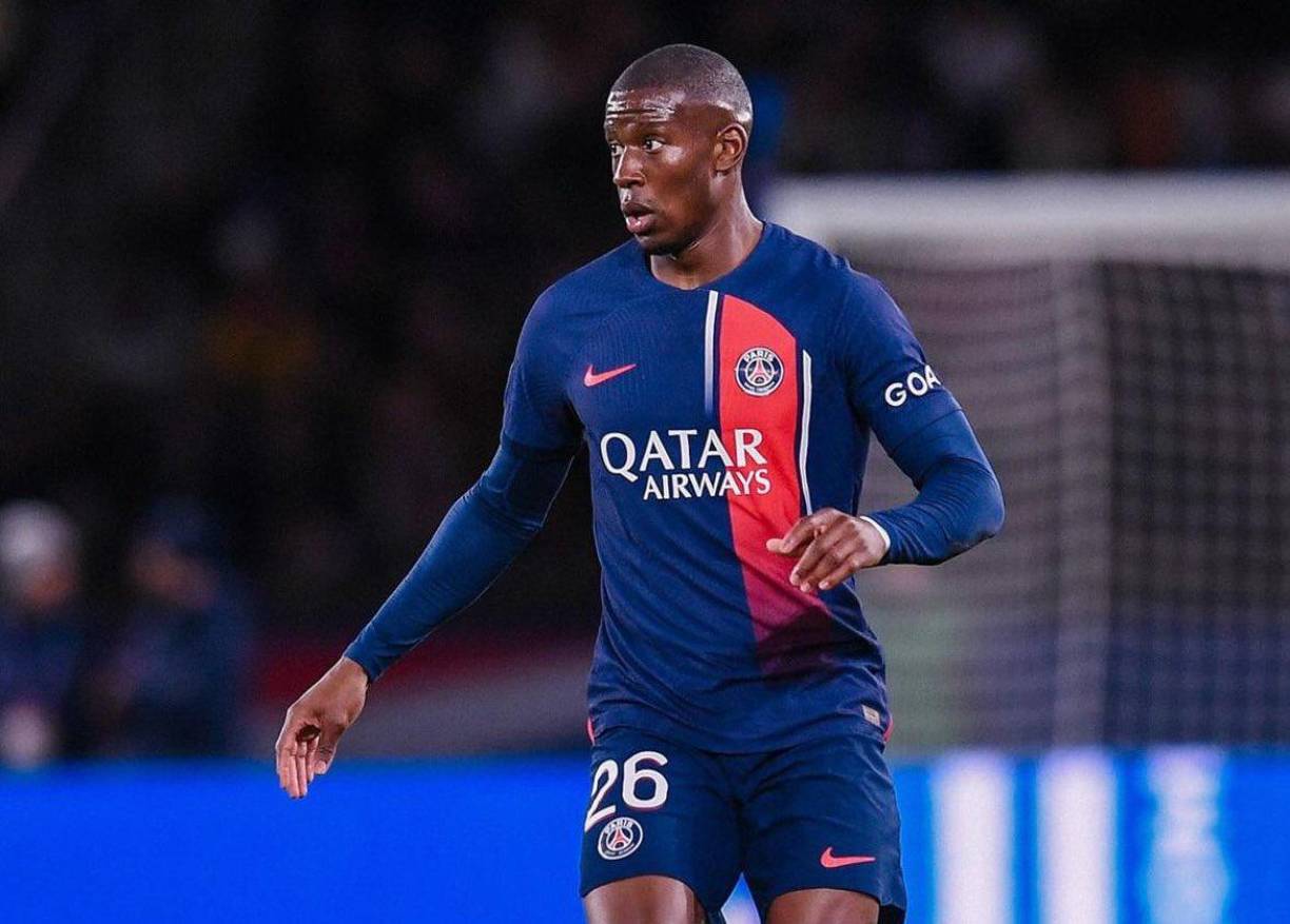 Informa Fabrizio Romano, que ante los rumores que vinculan a Mukiele al AC Milan, que el Bayern sigue en conversaciones con el PSG y el jugador sigue interesado en su traspaso.