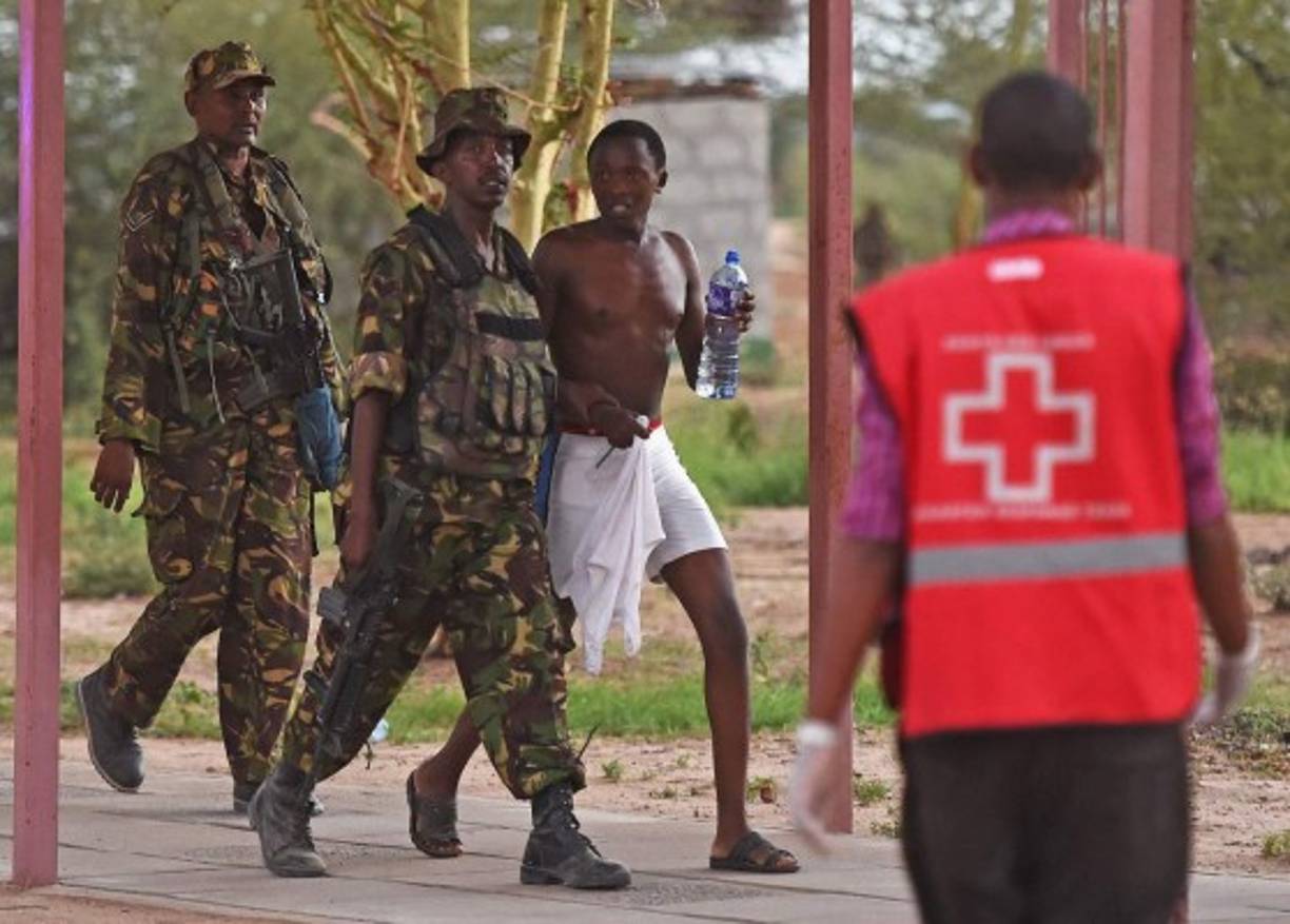 Un rehén estudiante es escoltado fuera de la Universidad de Garissa después de las Fuerzas de Defensa de Kenia terminó un asedio por hombres armados terroristas.<br/>