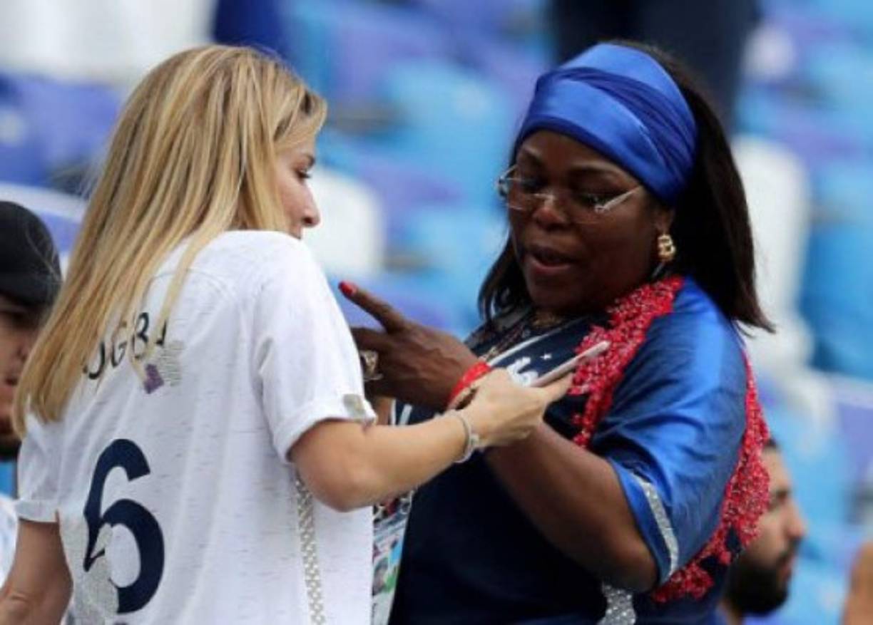 María Salues fue captada de esta manera con la madre de Paul Pogba, estrella de la selección de Francia.