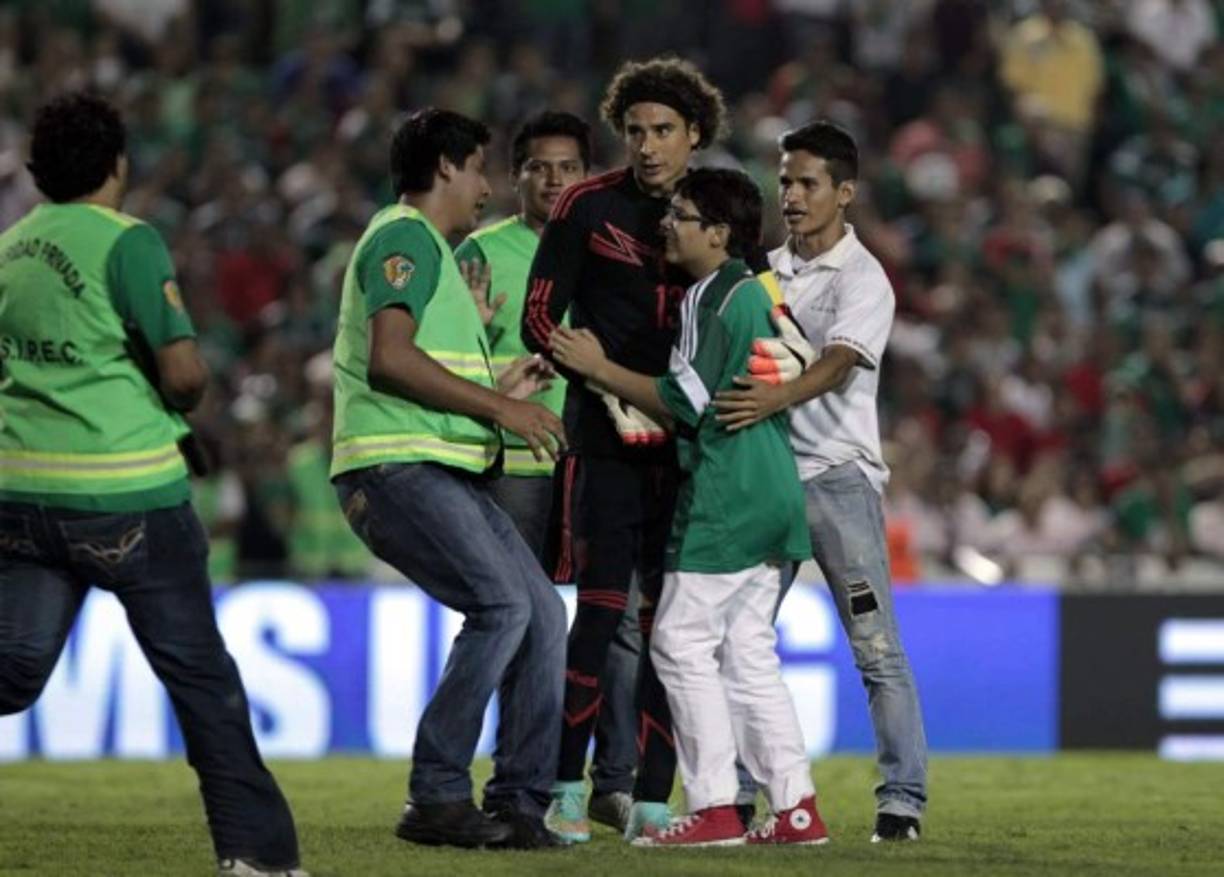 Un joven aficionado mexicano invadió el campo para pedir un autógrafo de 'Memo' Ochoa.