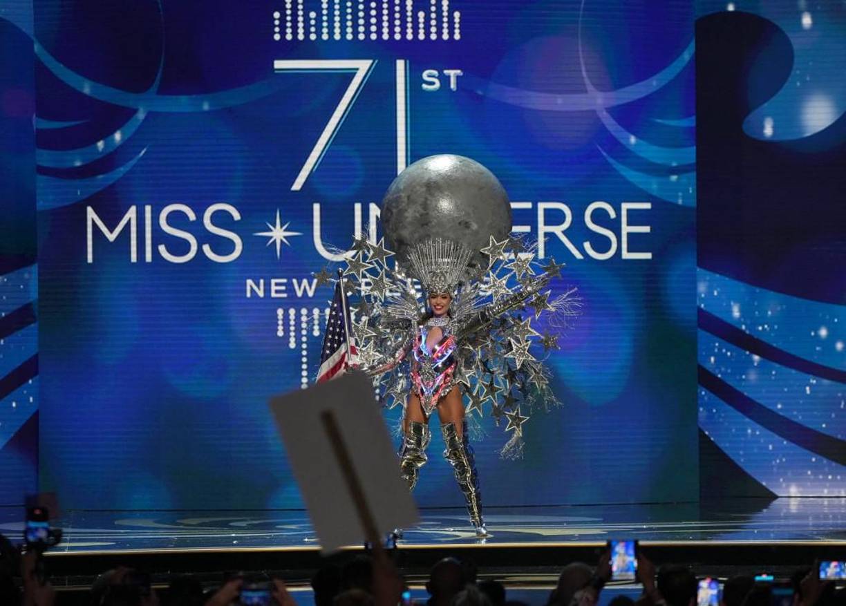 Y es que además de su coronación como Miss Universo 2022, R’Bonney Gabriel ha sido criticada por el traje “típico” que lució previo a la gala. Las fotos de la joven con su traje de ‘Mujer en la luna’, se volvió viral.