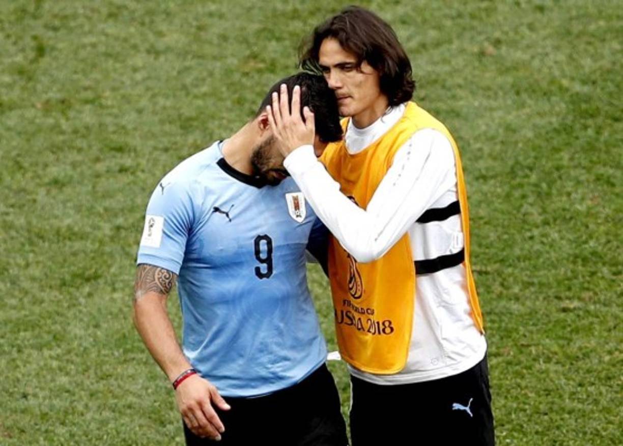 Cavani consolando a Luis Suárez.