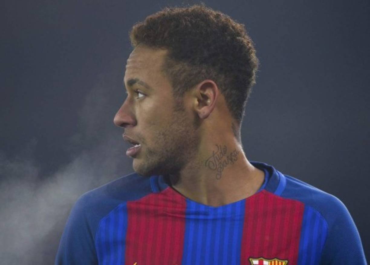 Neymar, uno de los ídolos más representativos de Barcelona y de Brasil, arriba a sus 25 años de edad.