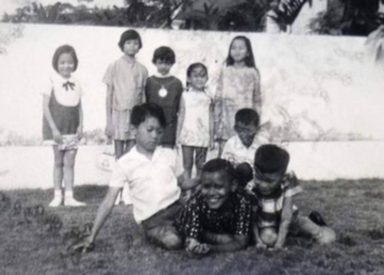 Una fotografía con sus compañeros de escuela. A su primer hija con Michelle Obama le puso Malia Ann, en honor a su madre.