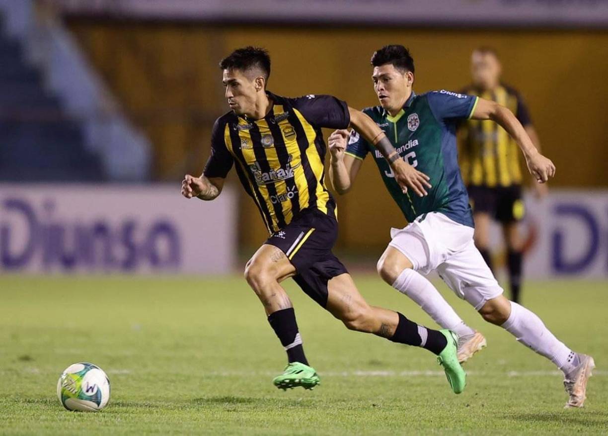 El argentino Juan Vieyra, que el torneo pasado jugó con Marathón, entró en el segundo tiempo. Acá es seguido por Francisco ‘Chelito‘ Martínez.